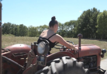 Devojka (16) obrađuje njive i vozi traktor: Nijednog posla se ne stidim, selo ne bih menjala za grad