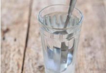 AKO VAM SE STALNO DEŠAVAJU LOŠE STVARI: Čašu vode napunite ovim i ostavite da stoji 24 sata! PREPOROD!