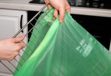 NE RIBAJTE VIŠE REŠETKU IZ RERNE! STAVITE JE U KESU I NEK SVE PRLJAVŠTINE SAMO SPADNU