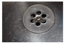 SMRDI VAM IZ KUPATILA KADA PADA KIŠA? Samo ubacite 1 sitnicu iz kuhinje u odvod i rešite problem SMRDI VAM IZ KUPATILA KADA PADA KIŠA? Samo ubacite 1 sitnicu iz kuhinje u odvod i rešite problem - featured image