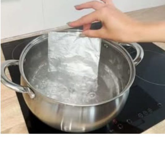 Znate li zašto trebate baciti ALUMINIJ u kipuću vodu? Jedna iskusna domaćica mi je savjetovala da to uradim i to je savršena pomoć u domaćinstvu! Znate li zašto trebate baciti ALUMINIJ u kipuću vodu? Jedna iskusna domaćica mi je savjetovala da to uradim i to je savršena pomoć u domaćinstvu! - featured image