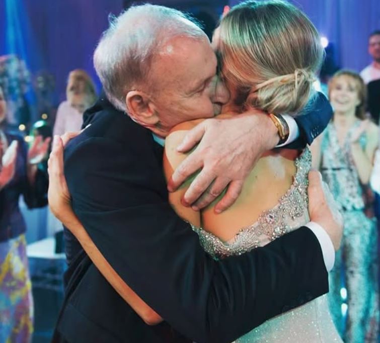 Otac je zbog druge žene napustio majku i mene čim sam se rodila: Odlučila sam da ga ne zovem na svoje venčanje, a onda je stigao poziv koji me je dotukao - featured image Otac je zbog druge žene napustio majku i mene čim sam se rodila: Odlučila sam da ga ne zovem na svoje venčanje, a onda je stigao poziv koji me je dotukao - featured image