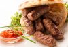 Sočni i mirisni ćevapi koji mame osmeh pri svakom zalogaju. Tradicija balkanske kuhinje u najboljem izdanju