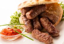 Sočni i mirisni ćevapi koji mame osmeh pri svakom zalogaju. Tradicija balkanske kuhinje u najboljem izdanju