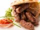 Sočni i mirisni ćevapi koji mame osmeh pri svakom zalogaju. Tradicija balkanske kuhinje u najboljem izdanju