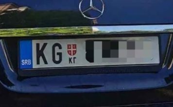 “Došli smo u Tuzlu iz Kragujevca, turistički. Čekamo slobodno mesto na parkingu. Prilazi nam čovek i pokazuje da otvorimo prozor…”