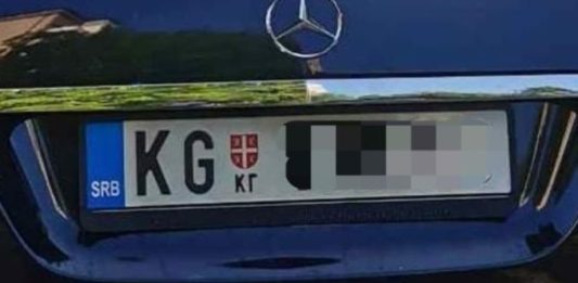 “Došli smo u Tuzlu iz Kragujevca, turistički. Čekamo slobodno mesto na parkingu. Prilazi nam čovek i pokazuje da otvorimo prozor…”