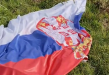 Hrvat, dok je šetao, našao zastavu Srbije na zemlji. Evo šta je uradio i kakvu je poruku poslao regionu. (VIDEO)