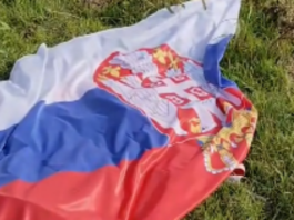 Hrvat, dok je šetao, našao zastavu Srbije na zemlji. Evo šta je uradio i kakvu je poruku poslao regionu. (VIDEO)