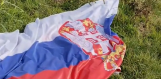 Hrvat, dok je šetao, našao zastavu Srbije na zemlji. Evo šta je uradio i kakvu je poruku poslao regionu. (VIDEO)