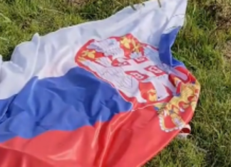 Hrvat, dok je šetao, našao zastavu Srbije na zemlji. Evo šta je uradio i kakvu je poruku poslao regionu. (VIDEO)