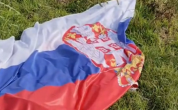 Hrvat, dok je šetao, našao zastavu Srbije na zemlji. Evo šta je uradio i kakvu je poruku poslao regionu. (VIDEO)