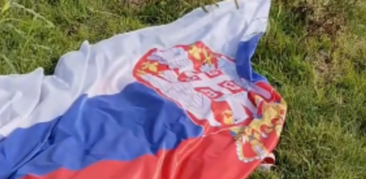 Hrvat, dok je šetao, našao zastavu Srbije na zemlji. Evo šta je uradio i kakvu je poruku poslao regionu. (VIDEO)