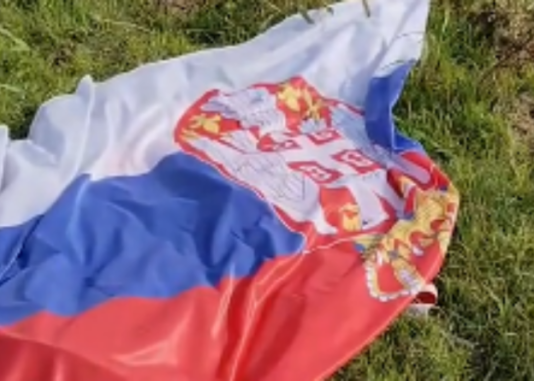 Hrvat, dok je šetao, našao zastavu Srbije na zemlji. Evo šta je uradio i kakvu je poruku poslao regionu. (VIDEO)