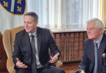 Denis Bećirović angažovao savjetnika Nerkeza Arifhodžića da glumi oduševljenog građanina