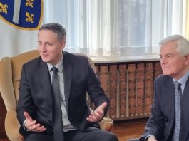 Denis Bećirović angažovao savjetnika Nerkeza Arifhodžića da glumi oduševljenog građanina