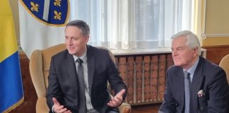 Denis Bećirović angažovao savjetnika Nerkeza Arifhodžića da glumi oduševljenog građanina