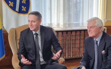 Denis Bećirović angažovao savjetnika Nerkeza Arifhodžića da glumi oduševljenog građanina